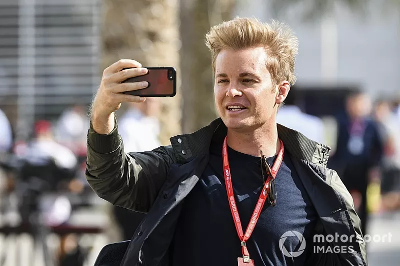 Nico Rosberg takes a selfie
