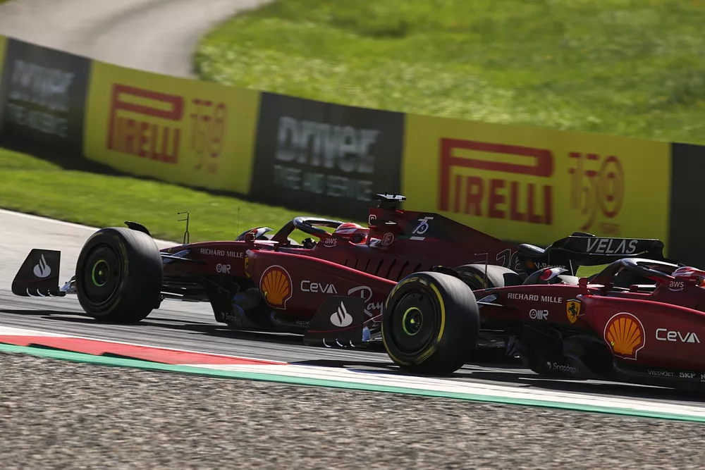Charles Leclerc, Ferrari F1-75, lotta con Carlos Sainz, Ferrari F1-75