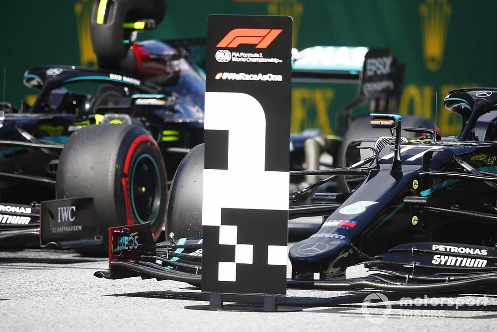 Les voitures de Lewis Hamilton, Mercedes F1 W11 EQ Performance, et Valtteri Bottas, Mercedes F1 W11 EQ Performance, sur la grille 