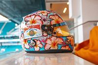 Fotos: el detective de mascotas Ricciardo sorprende con su casco en Miami