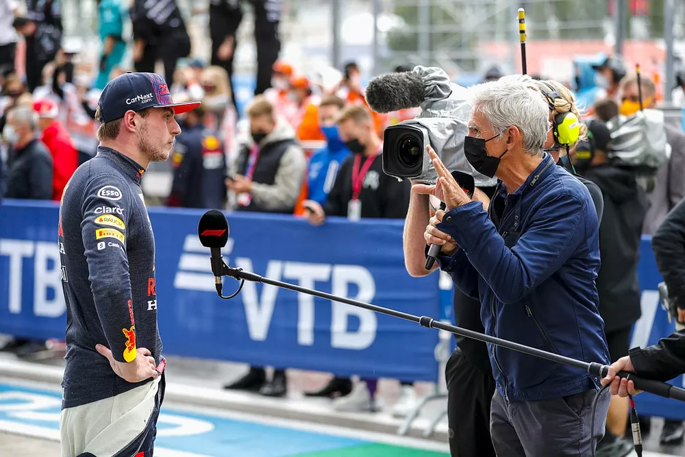 Le deuxième Max Verstappen, Red Bull Racing, est interviewé après la course par Damon Hill