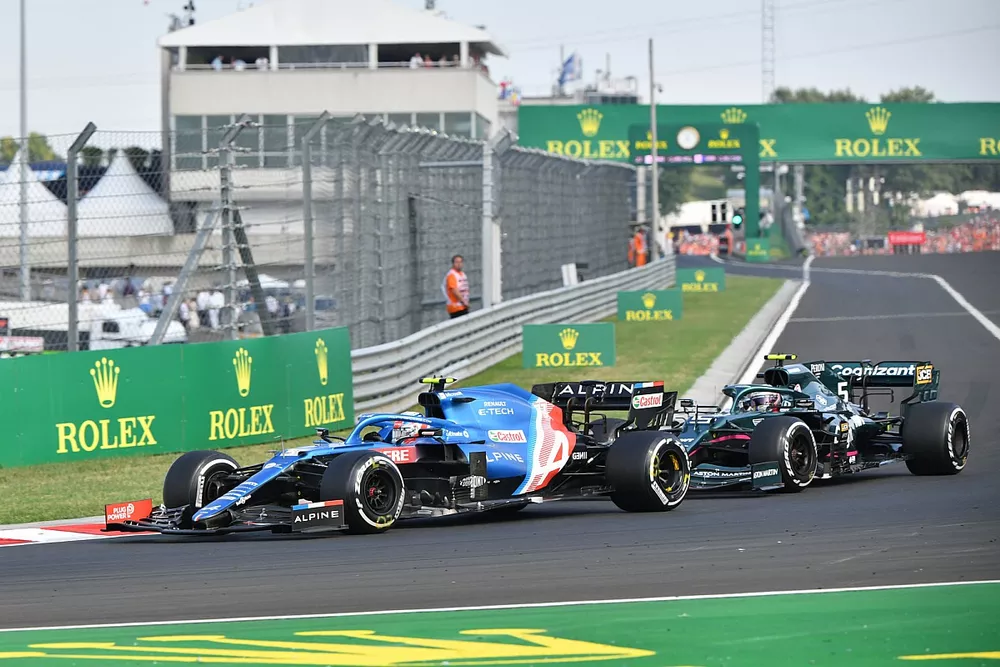 Esteban Ocon, Alpine A521, Sebastian Vettel, Aston Martin AMR21