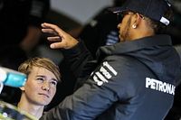 Hamilton invit&oacute; a Billy Monger