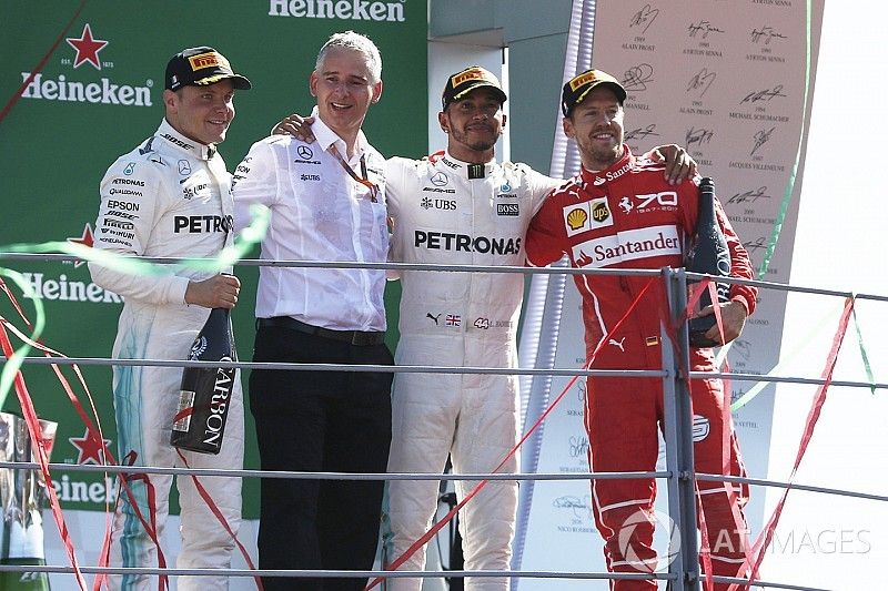 Podio: ganador de la carrera Lewis Hamilton, Mercedes AMG F1, segundo lugar  Valtteri Bottas, Merced