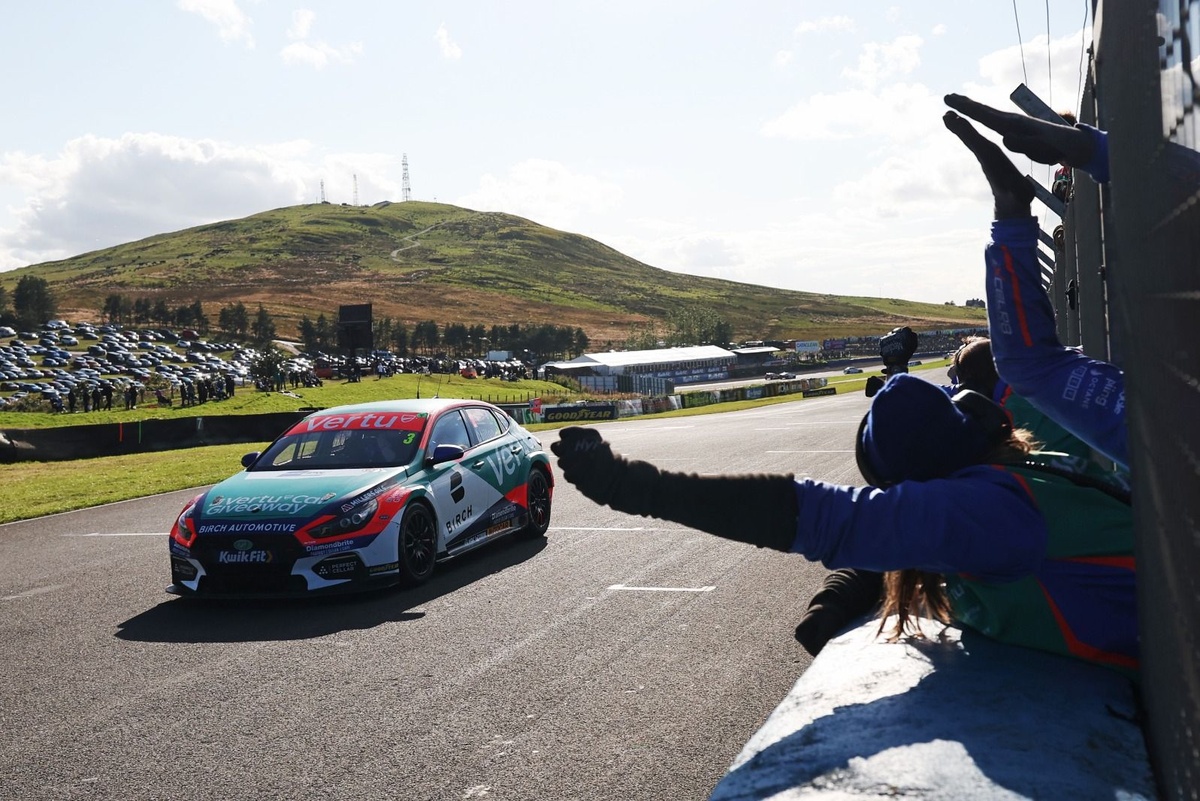 BTCC Knockhill: Chilton sweeps race three
