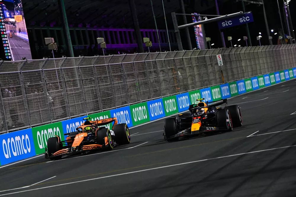 Lando Norris, McLaren MCL38, Sergio P&eacute;rez, Red Bull Racing RB20