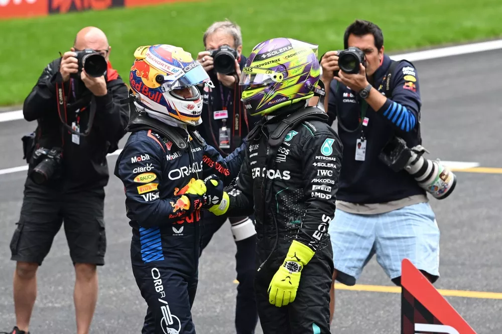Tercero sprint Sergio Pérez, Red Bull Racing, segundo Lewis Hamilton, Mercedes-AMG F1 Team