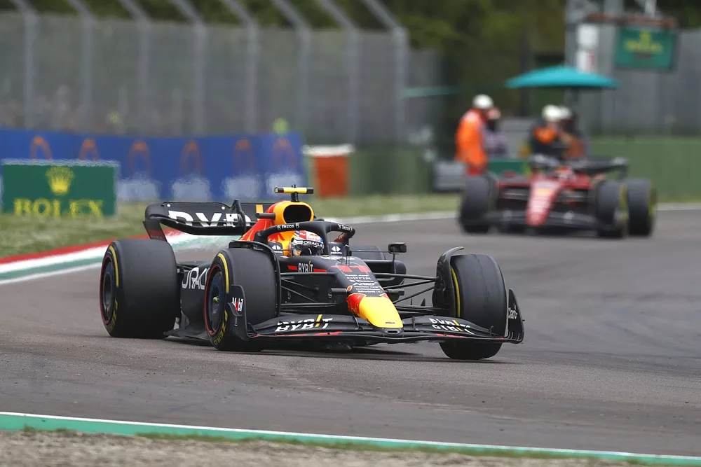 Sergio Perez, Red Bull Racing RB18, Charles Leclerc, Ferrari F1-75