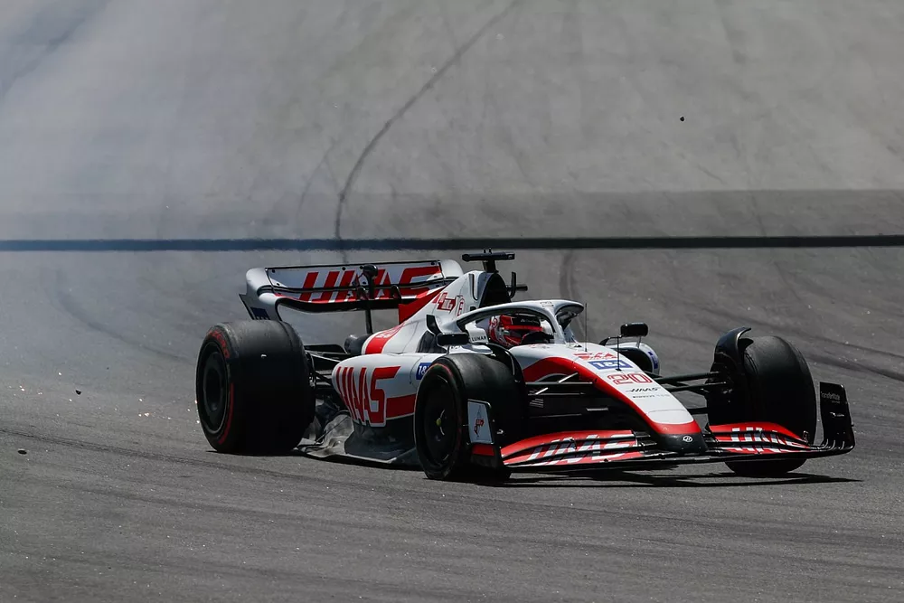 Kevin Magnussen, Haas VF-22, heads to the pits with damage after contact on the opening lap 