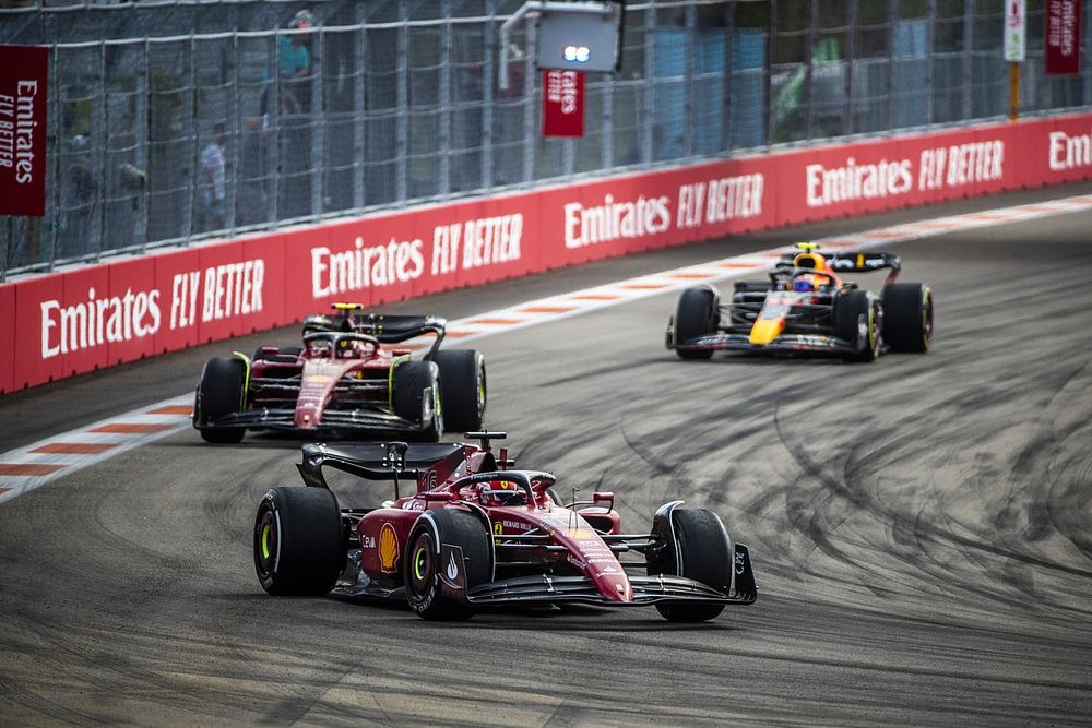 Charles Leclerc, Ferrari F1-75, Carlos Sainz, Ferrari F1-75, Sergio Pérez, Red Bull Racing RB18