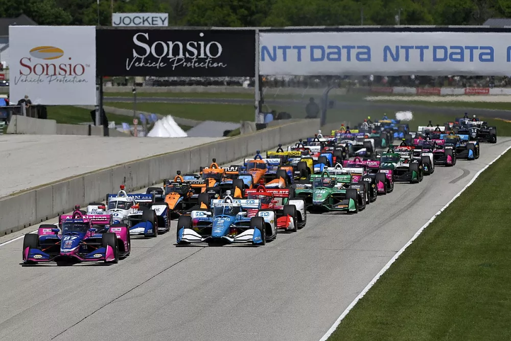 Alexander Rossi, Andretti Autosport Honda leads the field to the green flag at the start