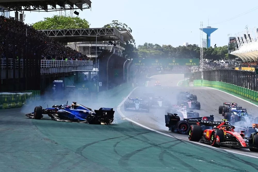 Kevin Magnussen, Haas VF-23, Alex Albon, Williams FW45, accidente en la salida