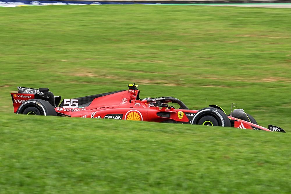 ساينز يتقدم ثنائية فيراري خلال التجارب الحرة لجائزة البرازيل