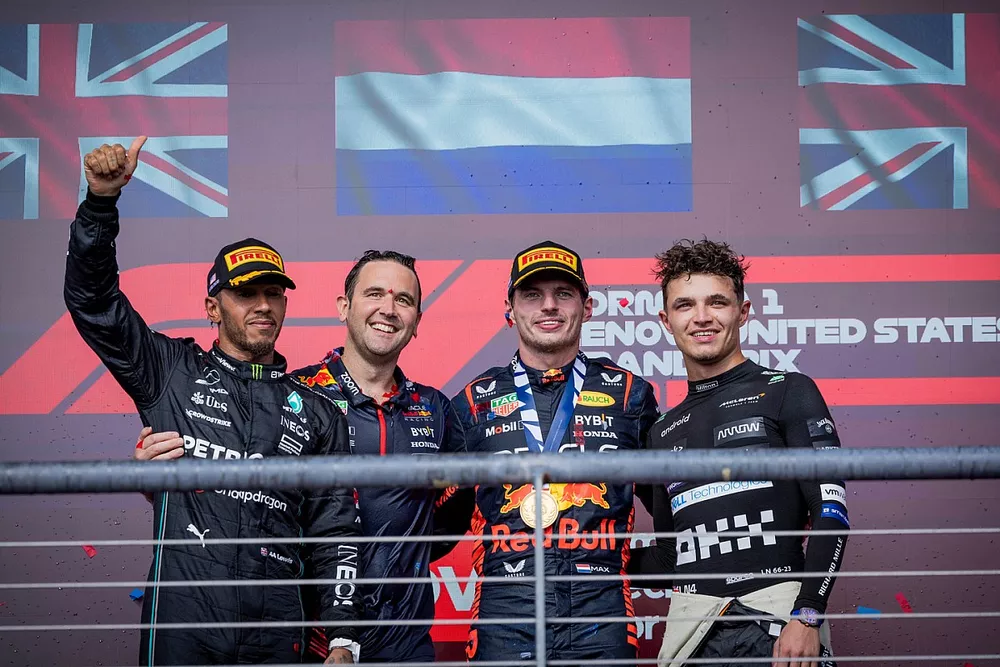 Podio: segundo lugar Lewis Hamilton, Mercedes-AMG, ganador Max Verstappen, Red Bull Racing, tercer lugar Lando Norris, McLaren