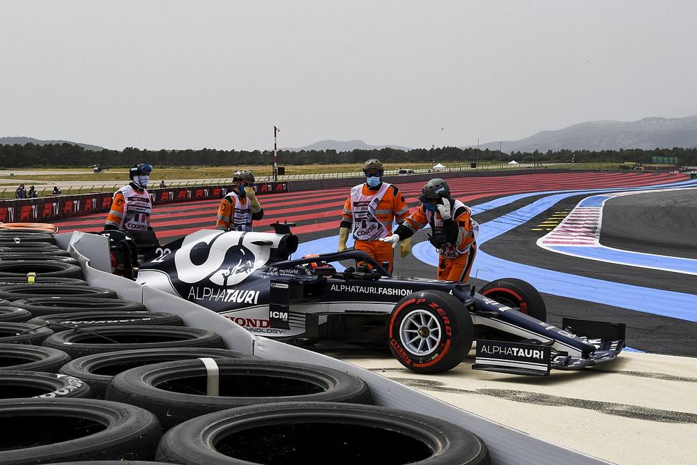Yuki Tsunoda, AlphaTauri AT02, es asistido por los oficiales de pista tras estrellarse en la Q1