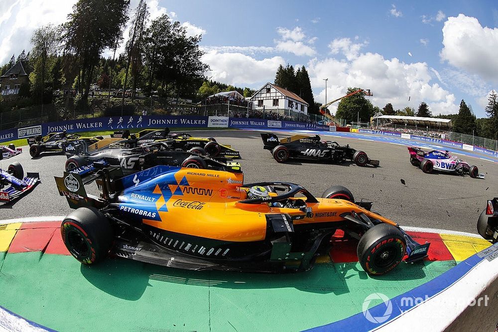 Kevin Magnussen, Haas F1 Team VF-19, batallas con Lando Norris, McLaren MCL34, Romain Grosjean, Haas F1 Team VF-19, Daniel Ricciardo, Renault F1 Team R.S.19, y Nico Hulkenberg, Renault F1 Team R.S. 19, en la salida
