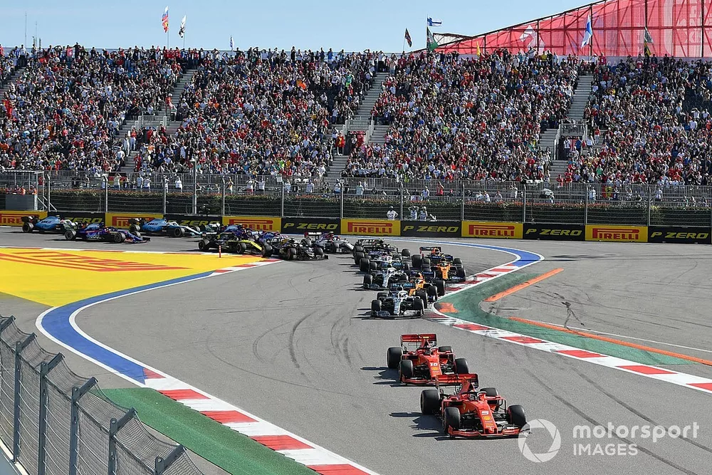 Sebastian Vettel, Ferrari SF90, precede Charles Leclerc, Ferrari SF90, Lewis Hamilton, Mercedes AMG F1 W10, Carlos Sainz Jr., McLaren MCL34, Valtteri Bottas, Mercedes AMG W10, e il resto delle auto all'inizio della gara