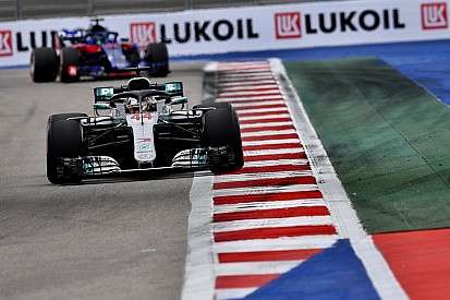 Hamilton snelste in derde training Rusland, Verstappen naar vijfde tijd