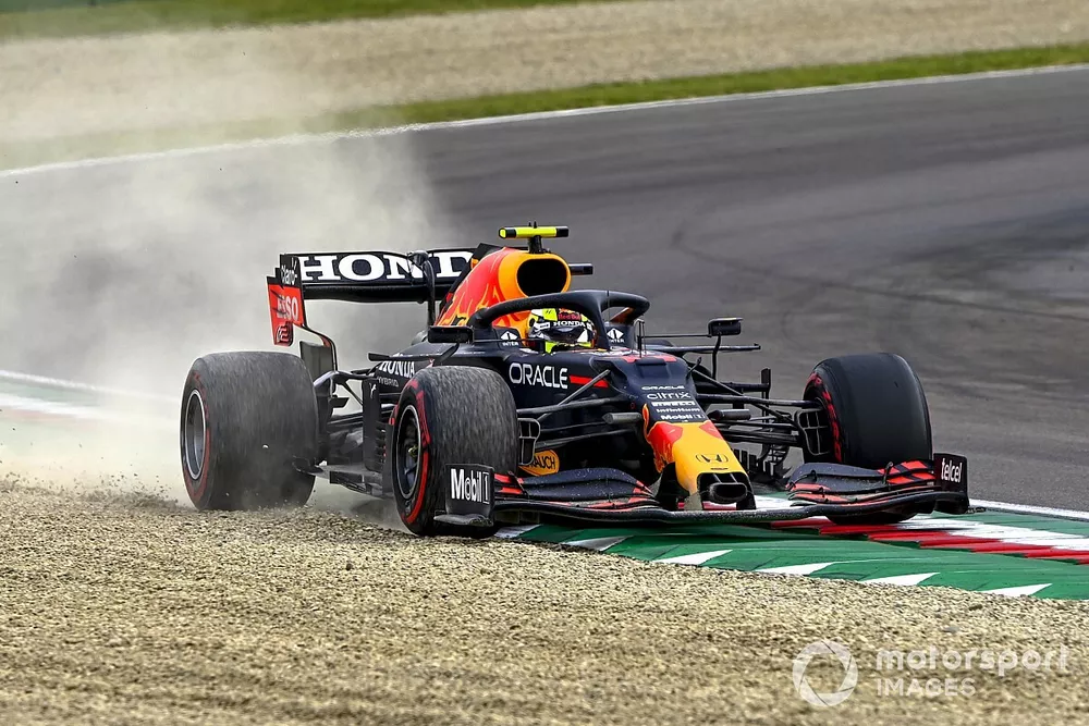 Sergio Perez, Red Bull Racing RB16B, large dans un virage