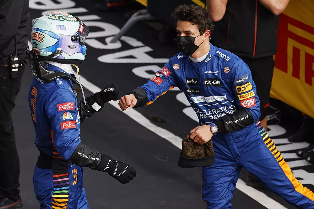 Daniel Ricciardo, McLaren, y Lando Norris, McLaren, 3&ordf; posici&oacute;n, se felicitan mutuamente en Parc Ferme
