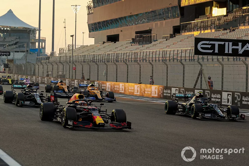 Max Verstappen, Red Bull Racing RB16, Valtteri Bottas, Mercedes F1 W11, Lewis Hamilton, Mercedes F1 W11, Lando Norris, McLaren MCL35, Alex Albon, Red Bull Racing RB16, et le reste des monoplaces au d&eacute;part