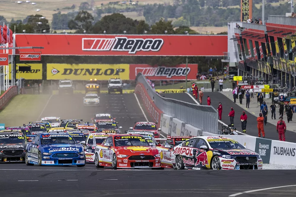 Shane van Gisbergen, Triple Eight Race Engineering leads at the start