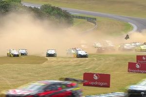 VÍDEO: Após largada caótica no Velocitta, Leist vence corrida sprint da oitava etapa da Stock Car 2025