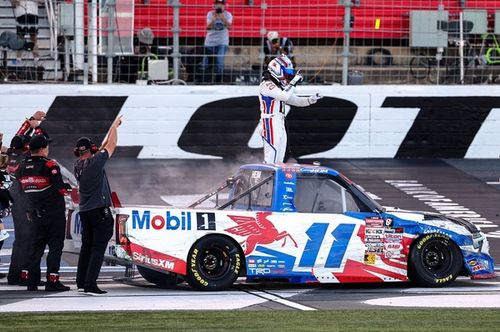 NASCAR Truck: Corey Heim faz corrida de recupera&ccedil;&atilde;o ap&oacute;s batida e vence no ROVAL; Motorsport.com transmite categoria