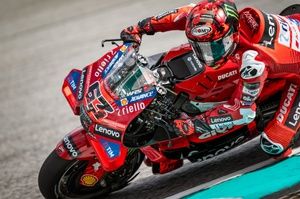 Pecco Bagnaia logra la pole de MotoGP en Sepang