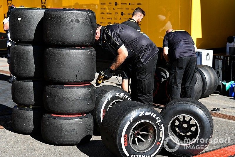 T&eacute;cnicos de Pirelli con una pila de neum&aacute;ticos