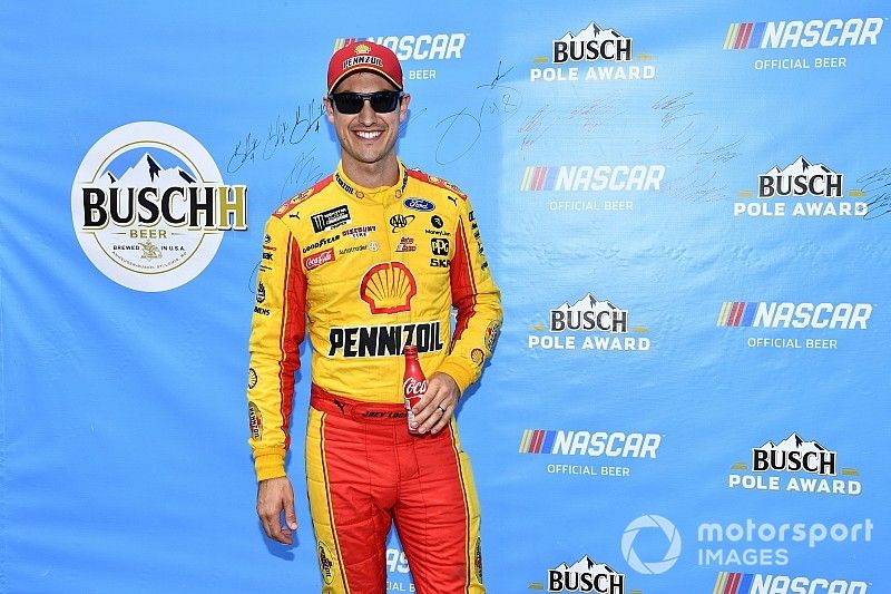 Ganador de la pole Joey Logano, Team Penske, Ford Mustang