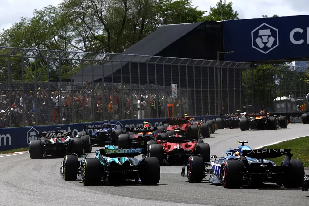 Carlos Sainz, Ferrari SF-23, Lance Stroll, Aston Martin AMR23, Pierre Gasly, Alpine A523, chase the pack at the start