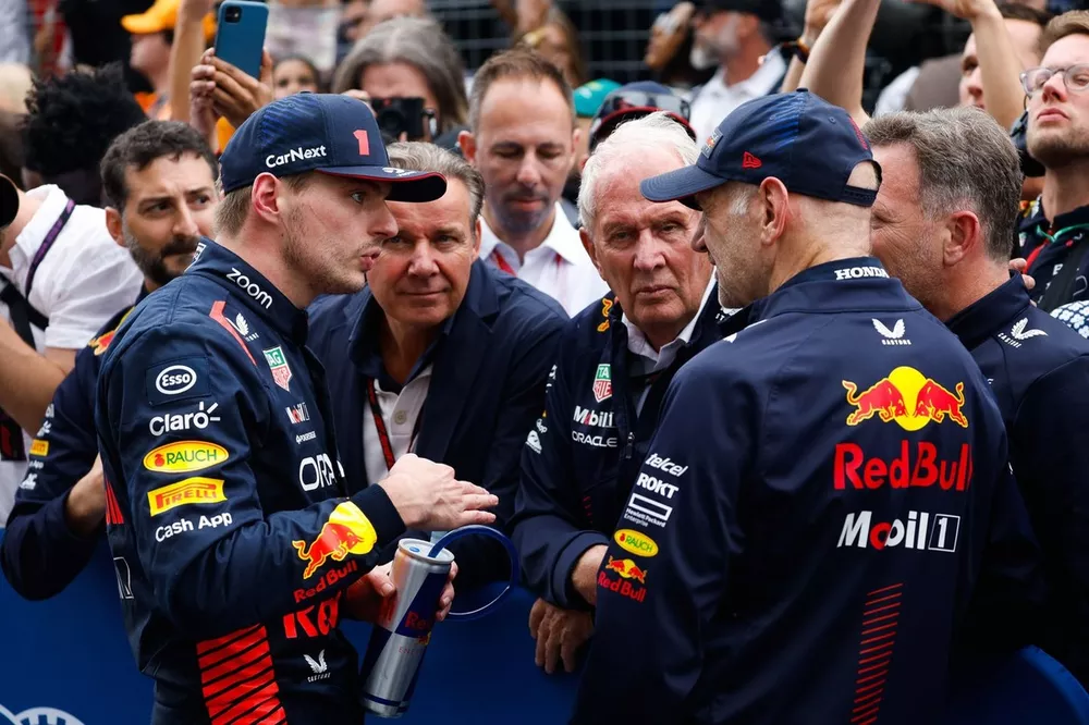 Adrian Newey, Chief Technology Officer, Red Bull Racing, Max Verstappen, Red Bull Racing, 1e positie, Helmut Marko, Consultant, Red Bull Racing, gesprek in Parc Ferme