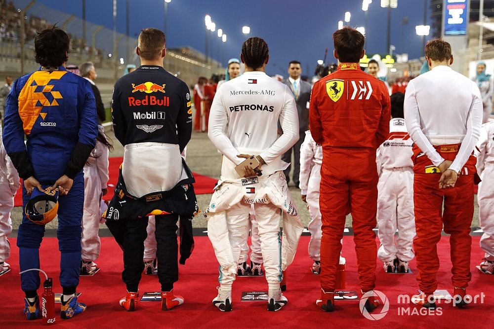 Carlos Sainz Jr., McLaren, Max Verstappen, Red Bull Racing, Lewis Hamilton, Mercedes AMG F1, Charles Leclerc, Ferrari, y Sebastian Vettel, Ferrari, durante el himno
