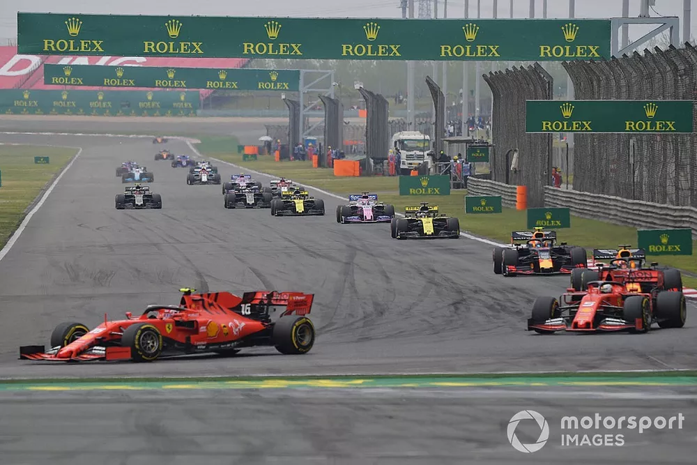 Charles Leclerc, Ferrari SF90, devance Sebastian Vettel, Ferrari SF90, Max Verstappen, Red Bull Racing RB15, Pierre Gasly, Red Bull Racing RB15, Daniel Ricciardo, Renault F1 Team R.S.19, Sergio Perez, Racing Point RP19, et le reste du peloton