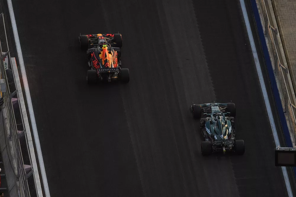 Sergio Pérez, Red Bull Racing RB16B, Lance Stroll, Aston Martin AMR21