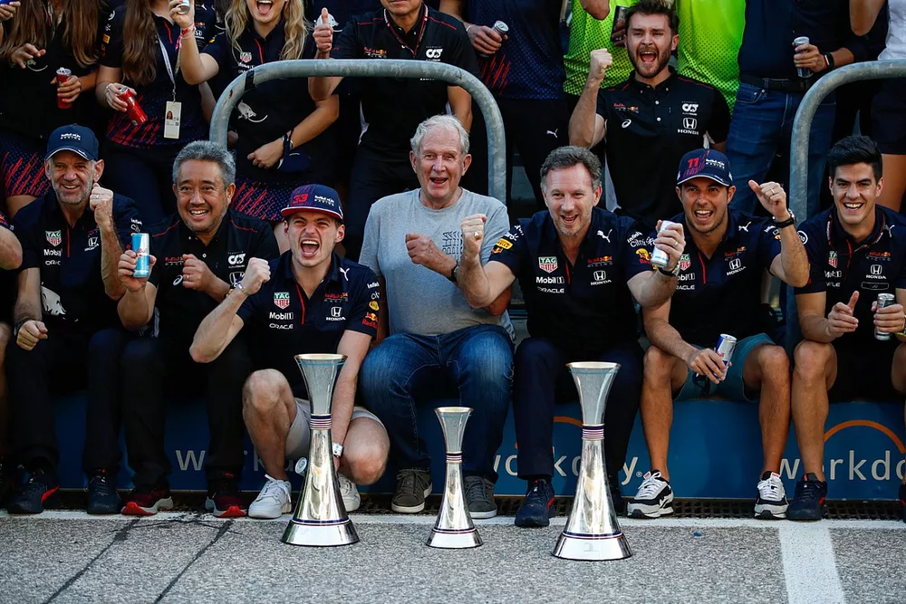 Adrian Newey, director t&eacute;cnico de Red Bull Racing, Masashi Yamamoto, director general de Honda Motorsport, Helmut Marko, asesor de Red Bull Racing, Christian Horner, director de equipo de Red Bull Racing, Max Verstappen, Red Bull Racing y Sergio P&eacute;rez, Re