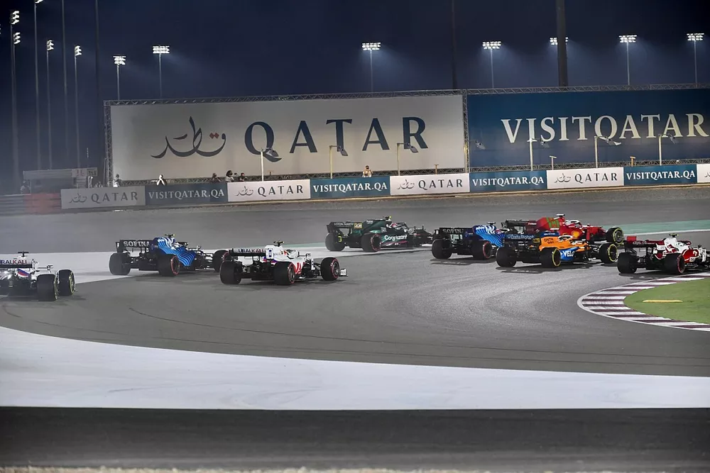 Nicholas Latifi, Williams FW43B, Mick Schumacher, Haas VF-21, and Nikita Mazepin, Haas VF-21, chase the pack at the start