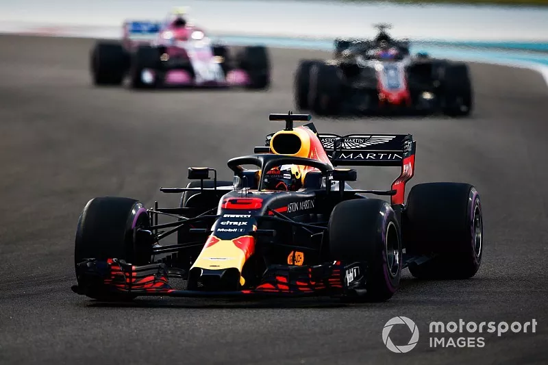 Daniel Ricciardo, Red Bull Racing RB14 devant Romain Grosjean, Haas F1 Team VF-18 et Esteban Ocon, Racing Point Force India VJM11 