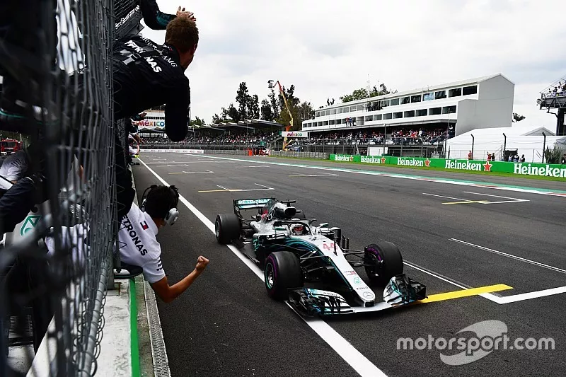 Campeón del mundo 2018 Lewis Hamilton, Mercedes AMG F1 cruza la meta
