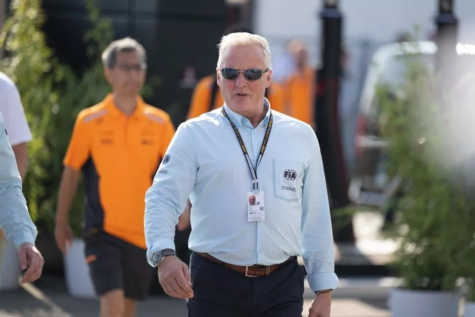 Johnny Herbert, voormalig coureur en FIA-steward, arriveert op het circuit 