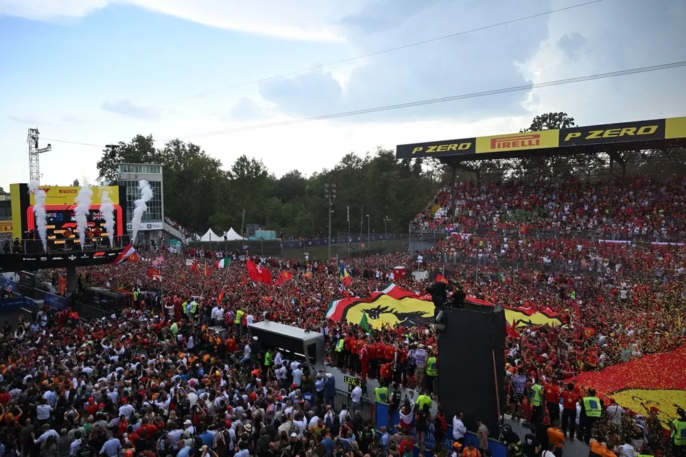 Tifosi Ferrari durante la cerimonia del podio