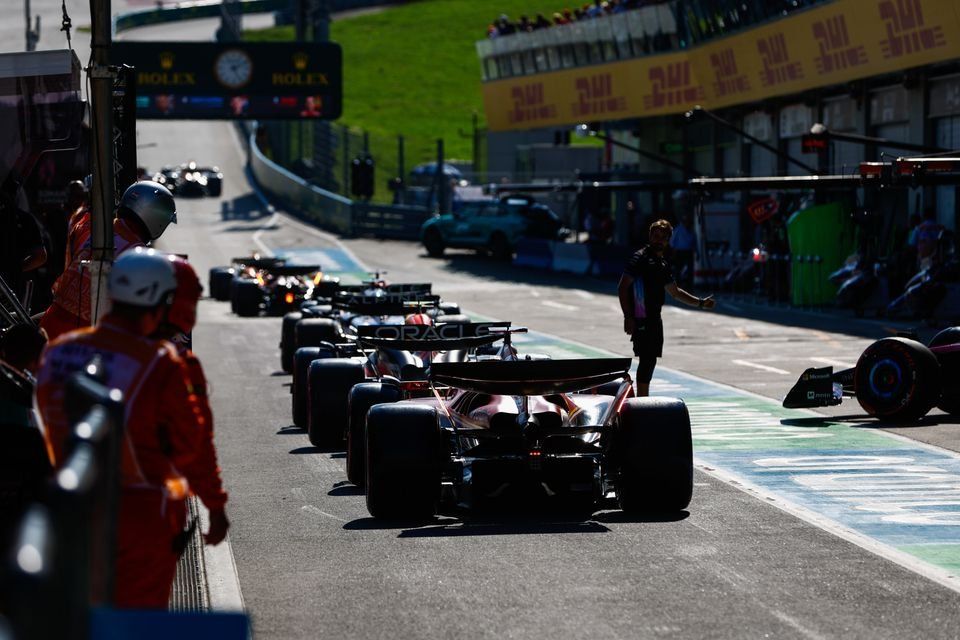 Sergio P&eacute;rez, Red Bull Racing RB20, Charles Leclerc, Ferrari SF-24, en boxes