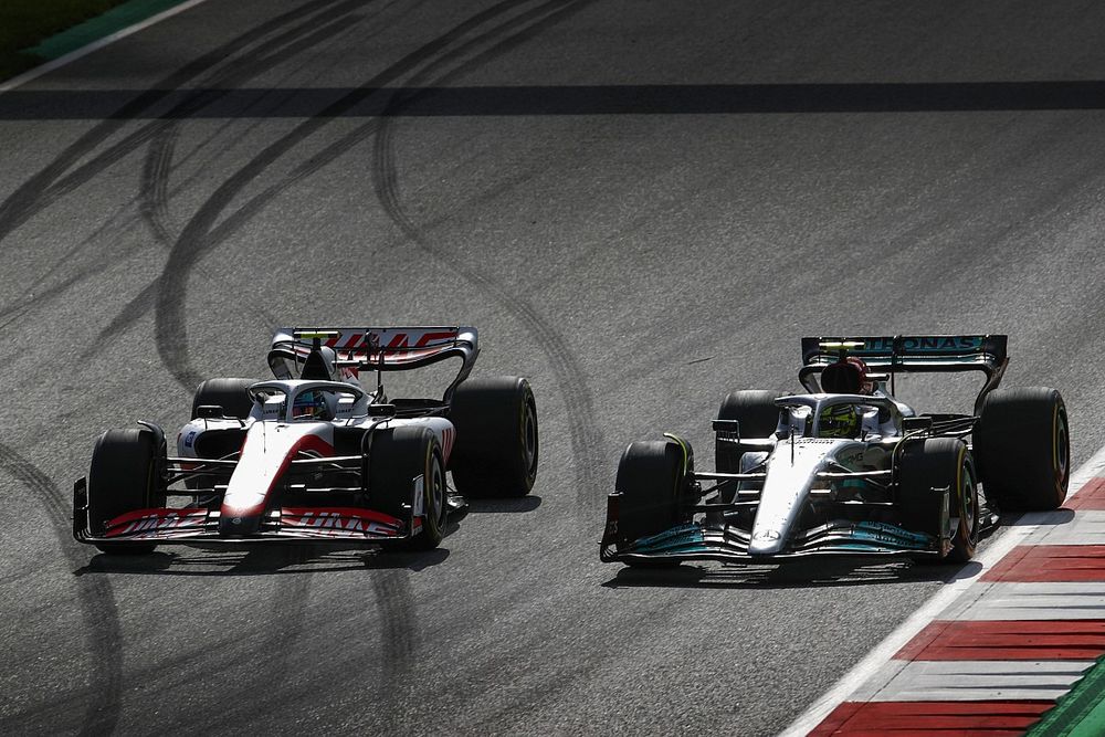 Mick Schumacher, Haas VF-22, battles with Lewis Hamilton, Mercedes W13