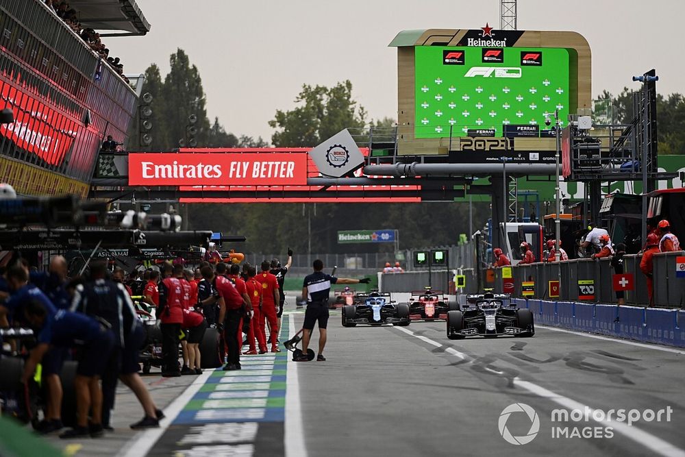 Pierre Gasly, AlphaTauri AT02, Fernando Alonso, Alpine A521, in pit lane