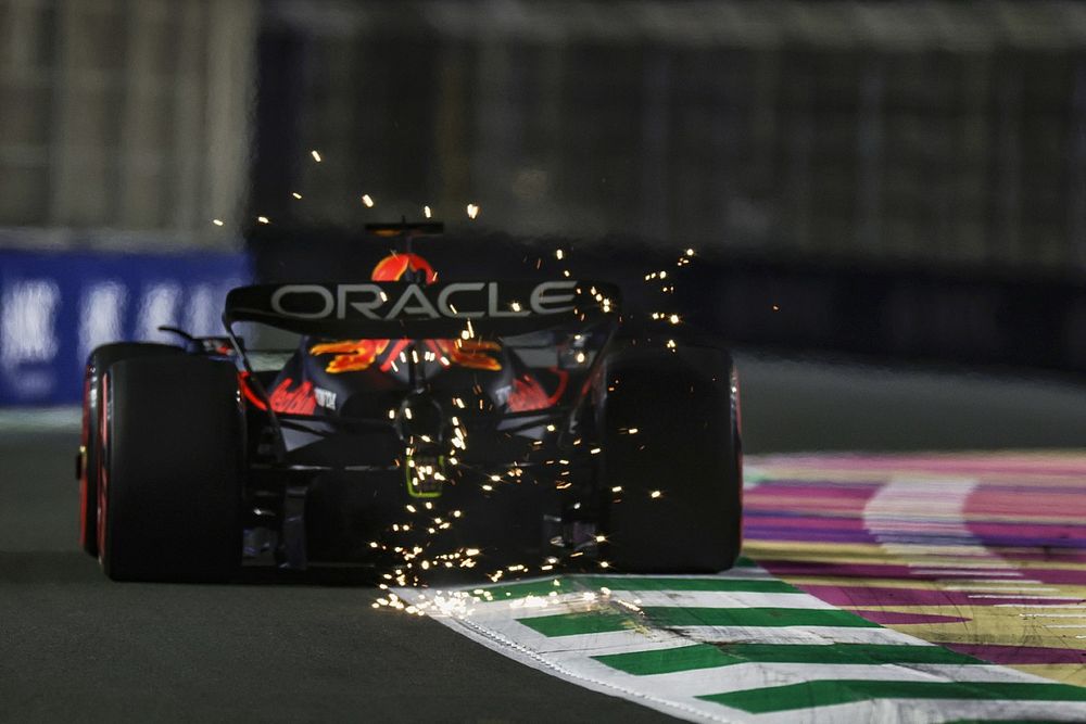 Max Verstappen y el Red Bull Racing RB19 echan chispas