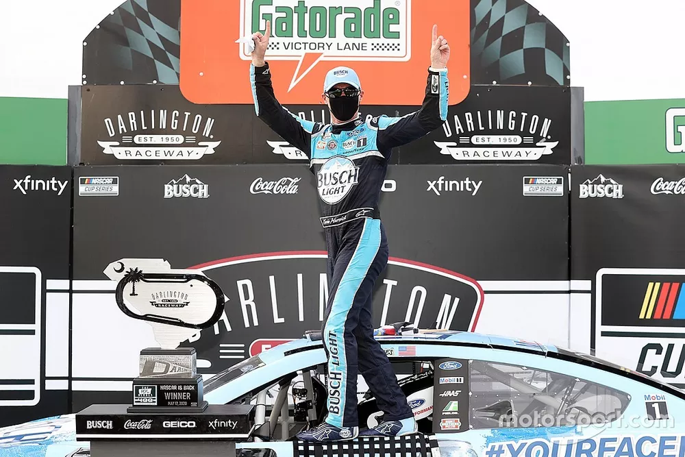 Race Winner Kevin Harvick, Stewart-Haas Racing, Ford Mustang