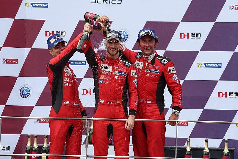 Alex Riberas, Michele Beretta y Rino Mastronardi en el podio de Sepang