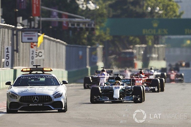 Lewis Hamilton, Mercedes AMG F1 W08 detr&aacute;s del coche de seguridad