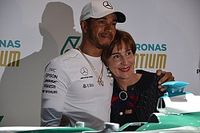 No Brasil, Hamilton lembra &iacute;dolo Ayrton Senna e ataca Halo